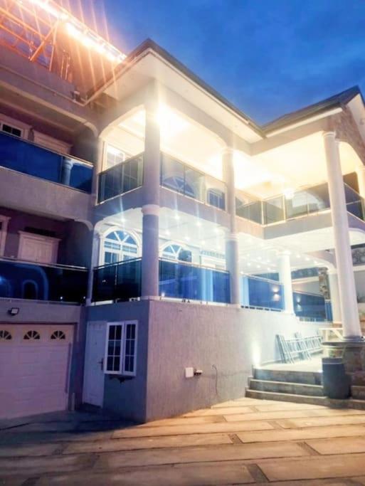 Sugarville-Luxurious House with pool and Rooftop view 5