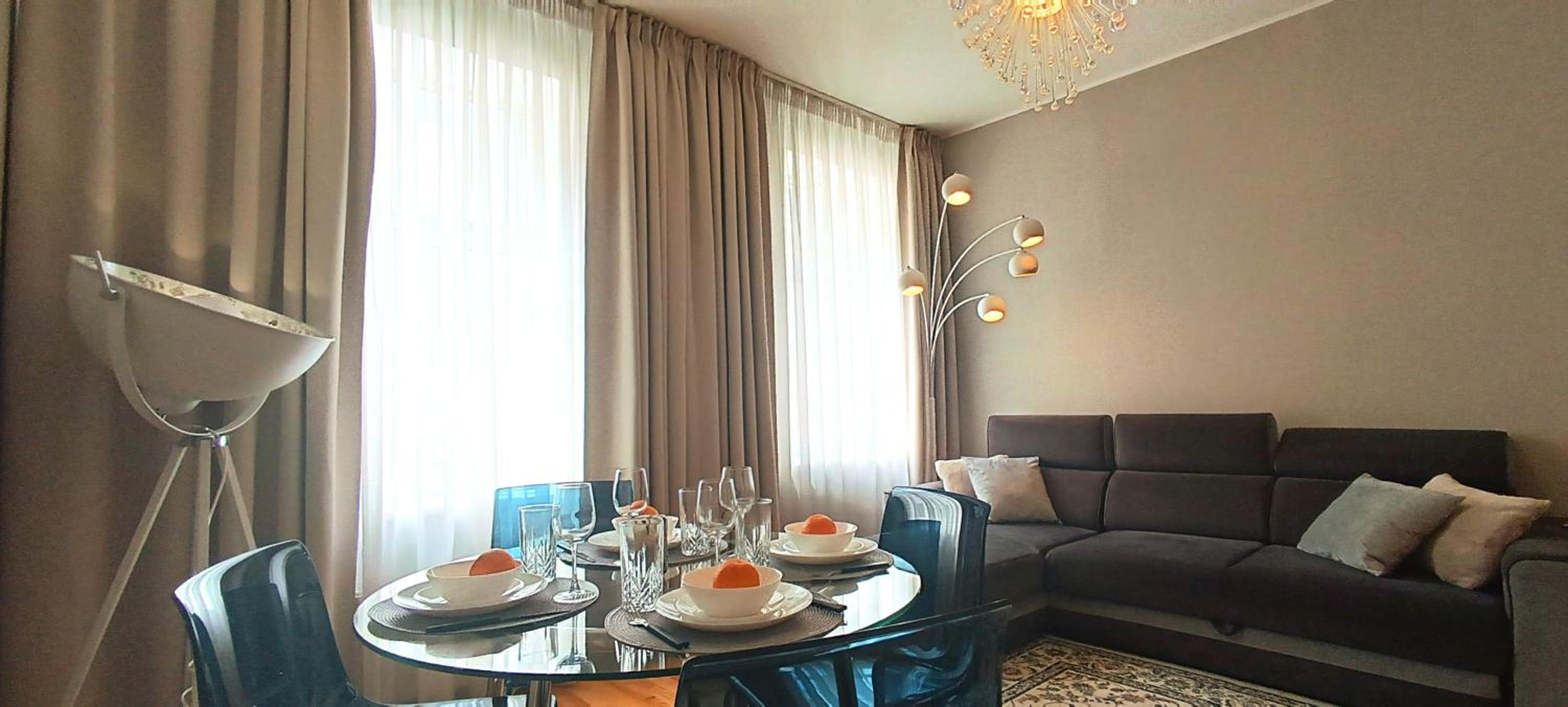 Old Town Two Bedroom Apartment near Dome Square & Scenic Waterfront