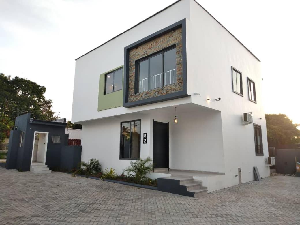 82 Avenue D West, North Legon view 2