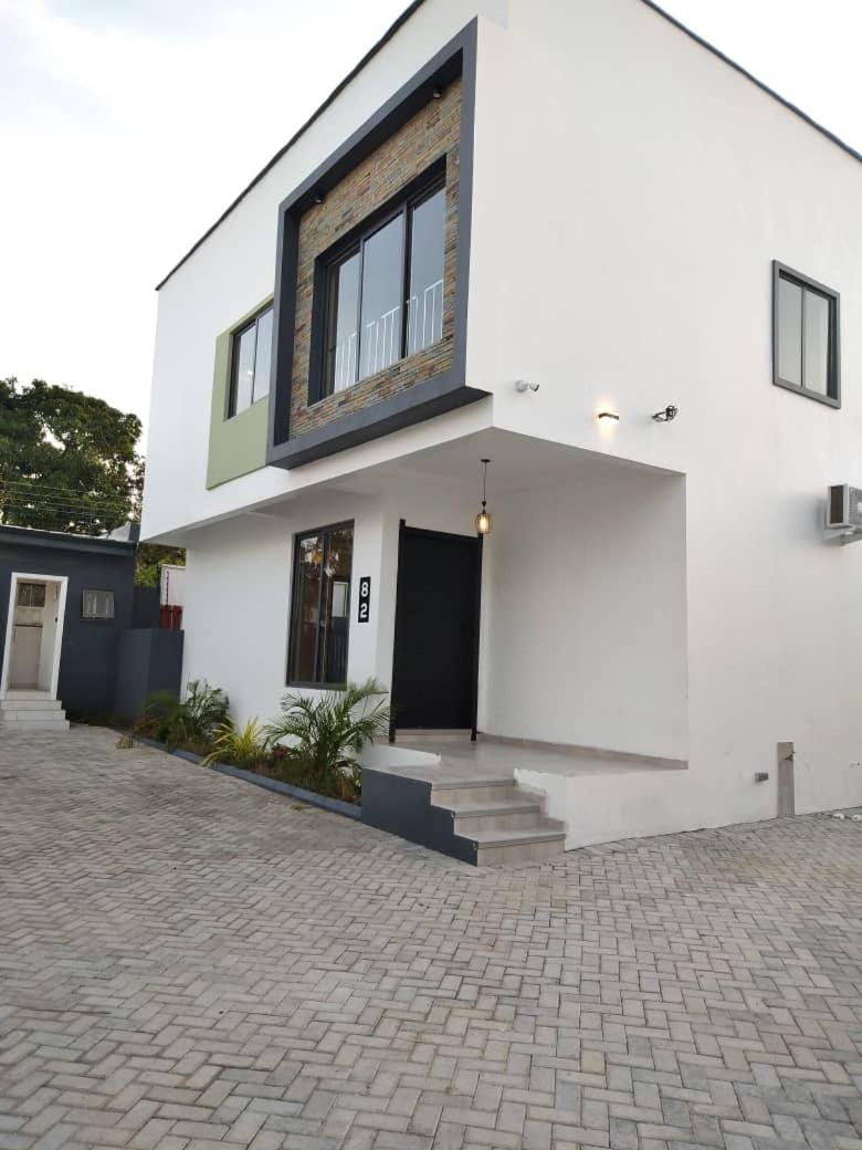 82 Avenue D West, North Legon view 3
