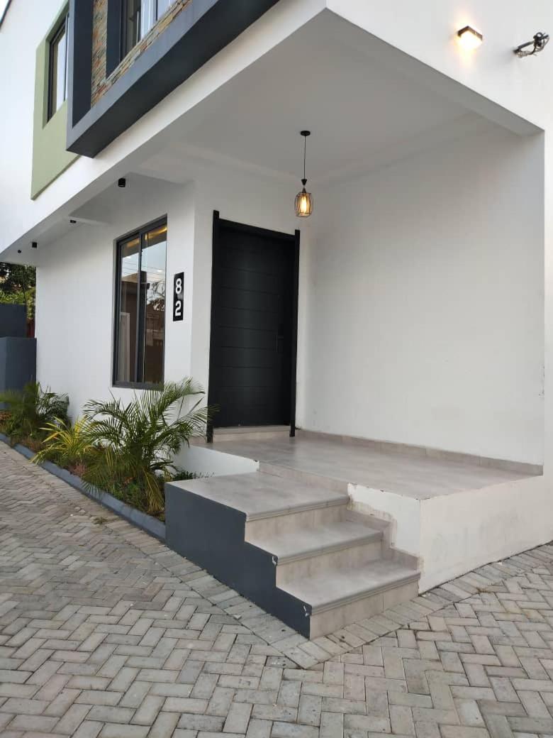 82 Avenue D West, North Legon view 4
