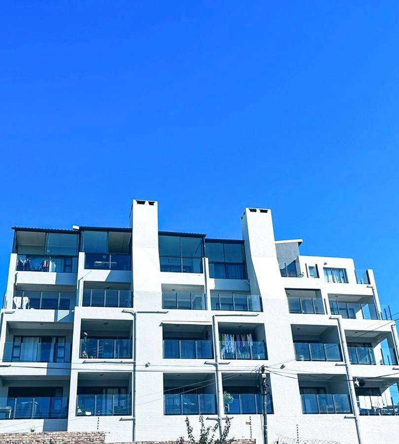 Modern 1 Bedroom Apt & Sauna Flowerbox Triton Heights view 3