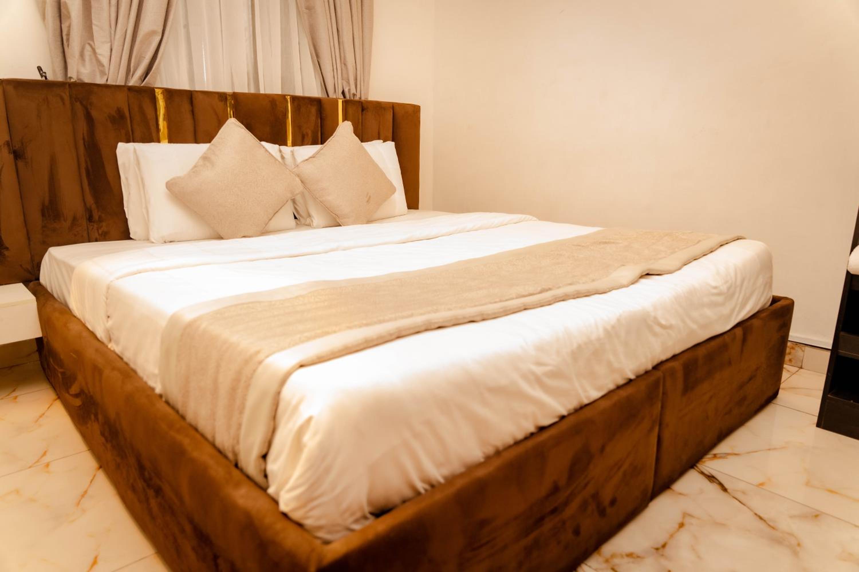 1-Bed Flat - Lekki Phase 1 - Pool - Spa - Balcony view 3