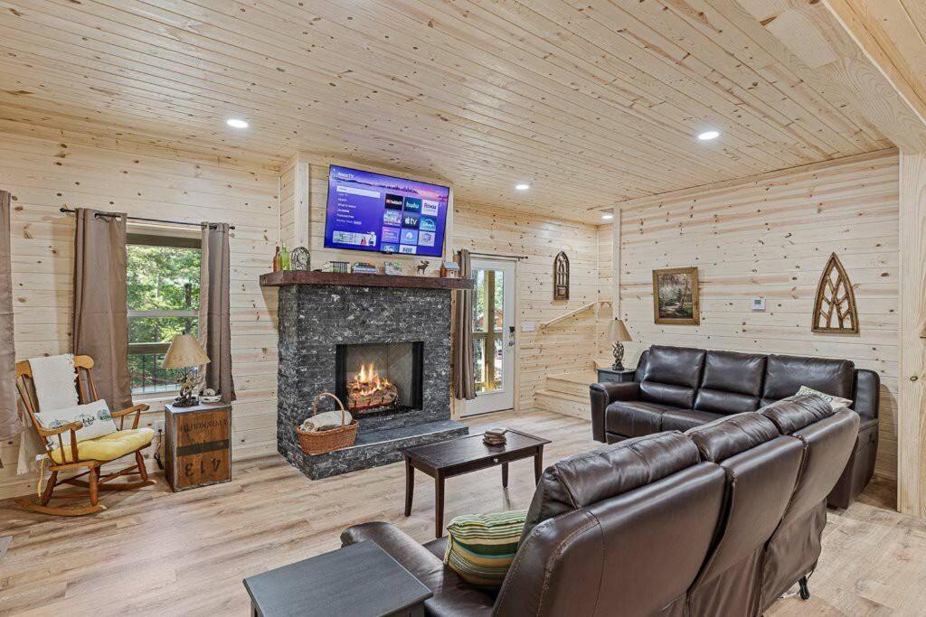 5 Bedroom Huge Luxury Cabin Perfect for Family Getaway view 5