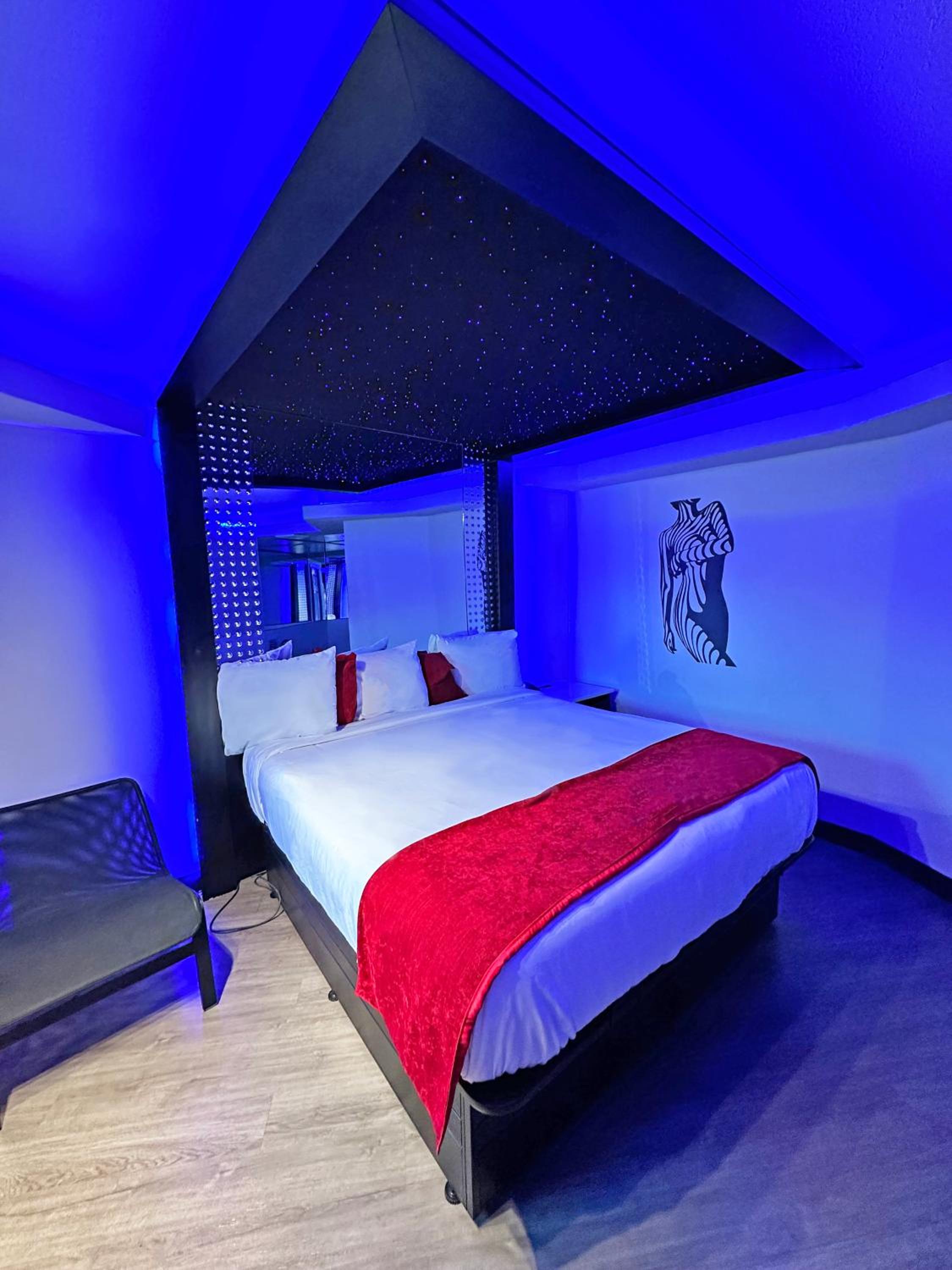 Imperial Suites, Adults Only