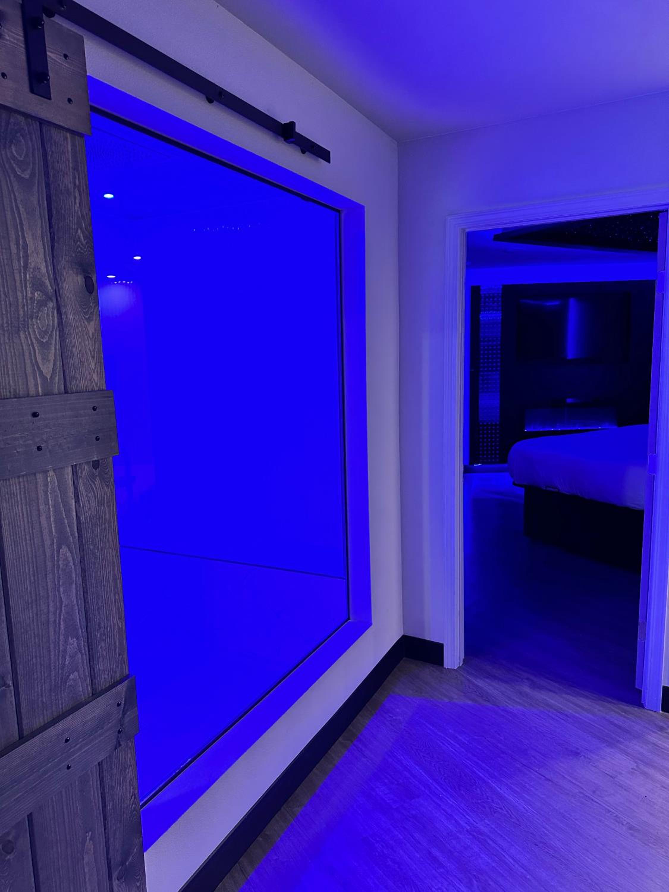 Imperial Suites, Adults Only