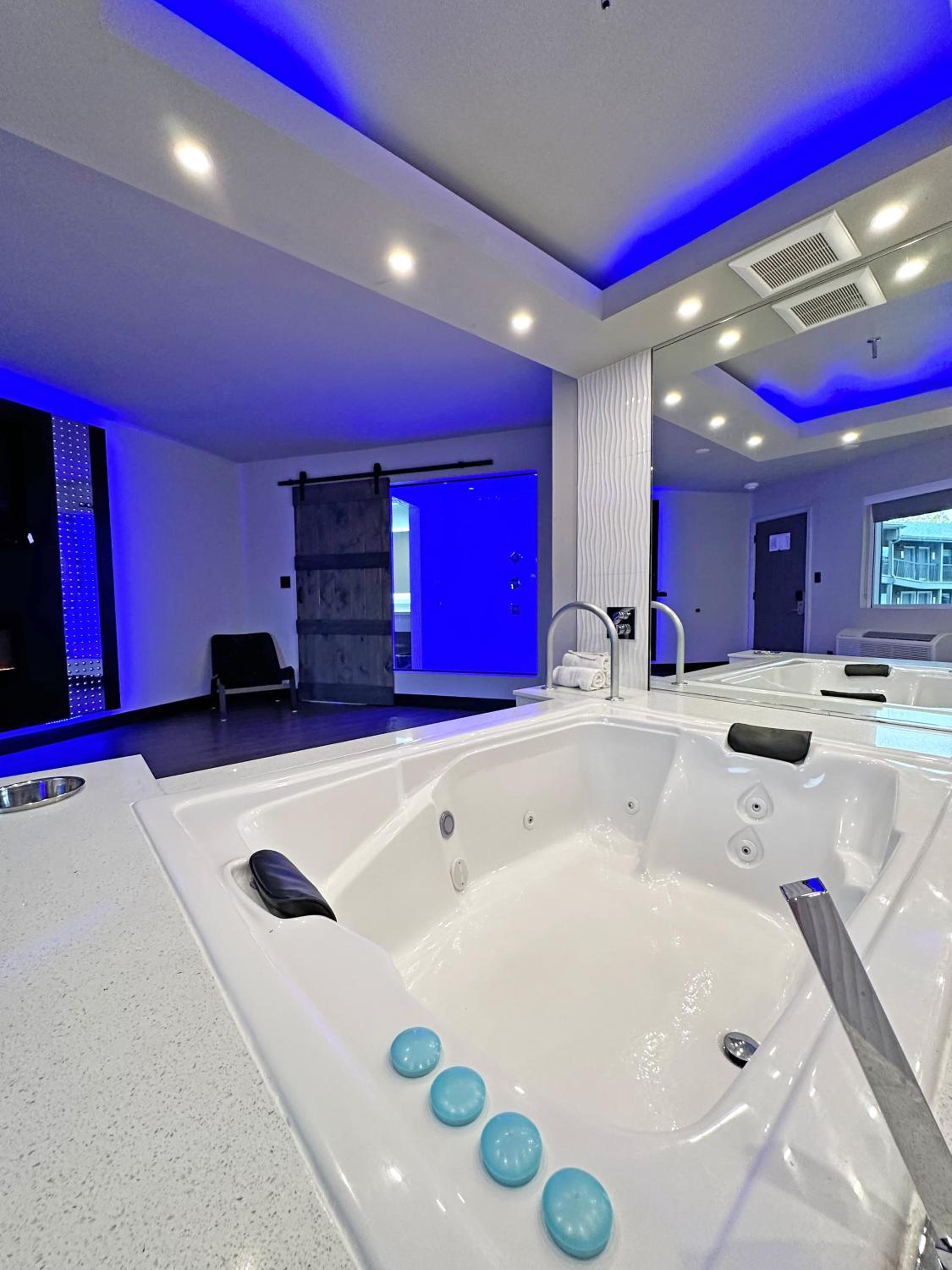 Imperial Suites, Adults Only