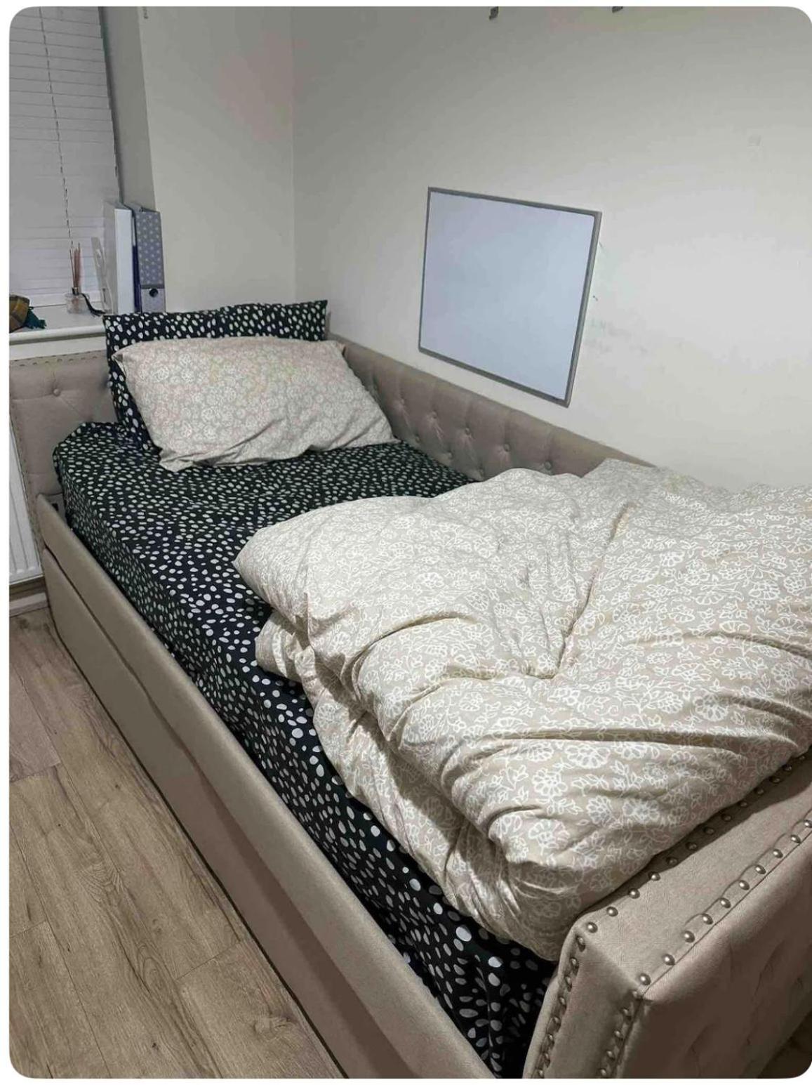 Private single bedroom in beautiful house