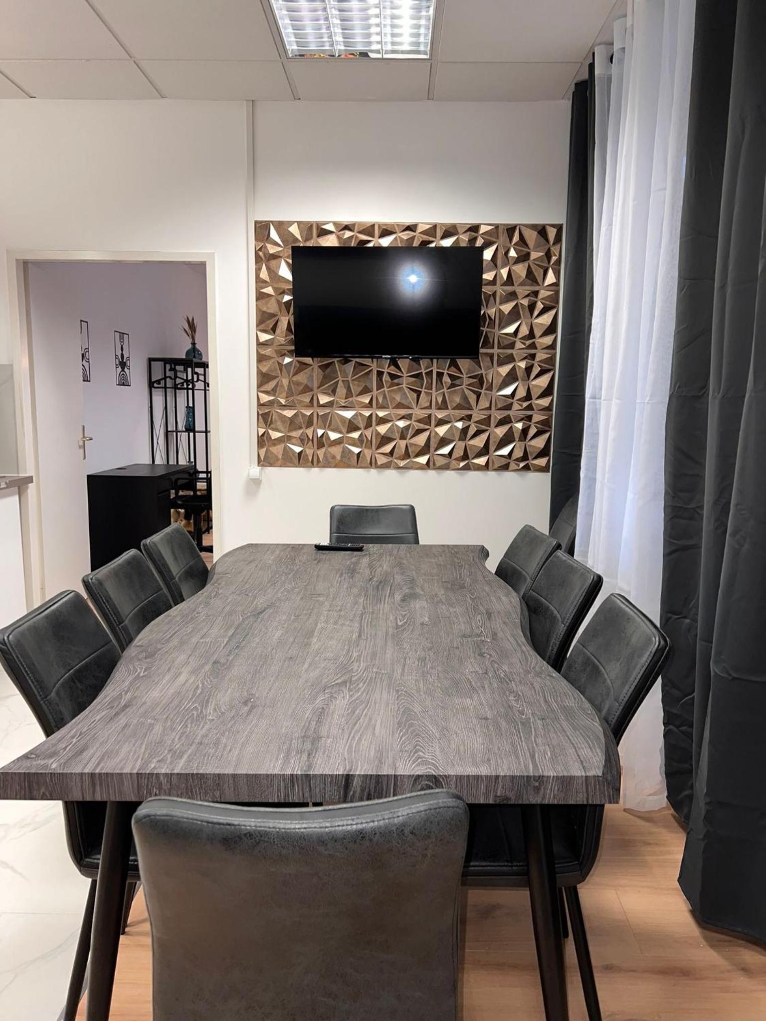 BIG 7RMS City Central Loft, 1ALocation
