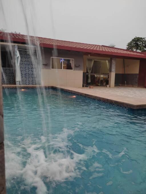 Casa con Piscina y Cascada