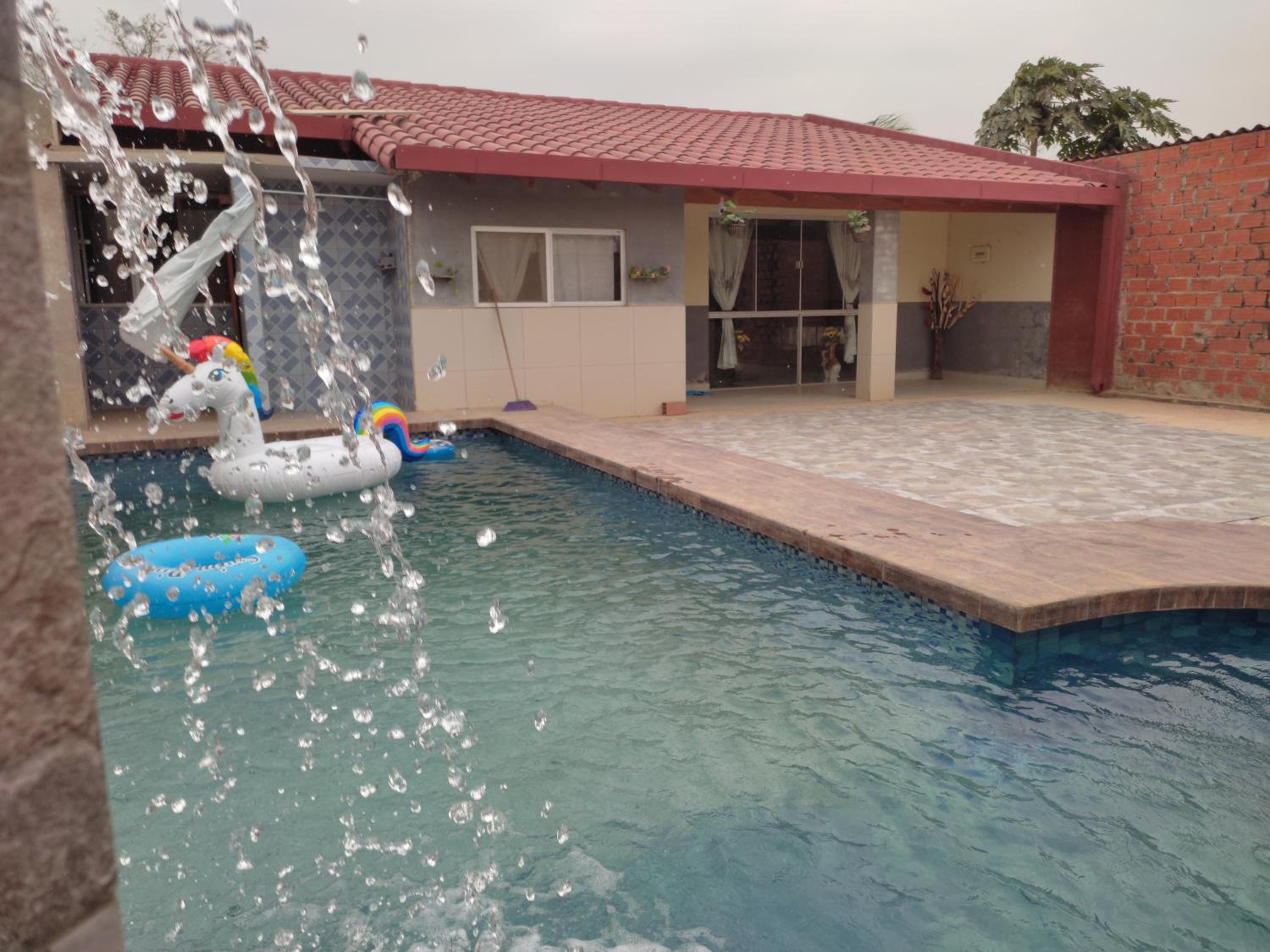 Casa con Piscina y Cascada