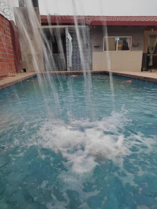 Casa con Piscina y Cascada