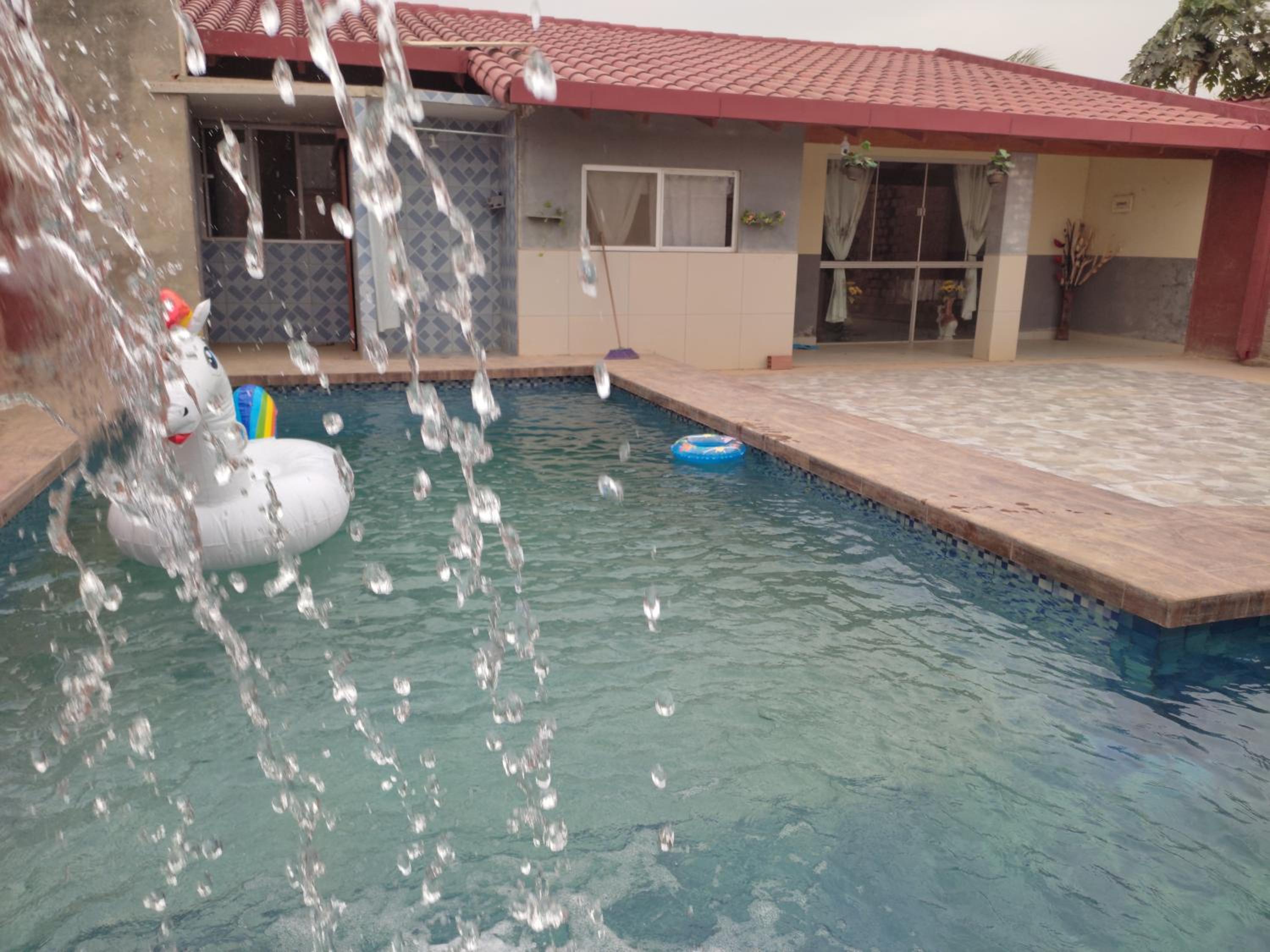 Casa con Piscina y Cascada