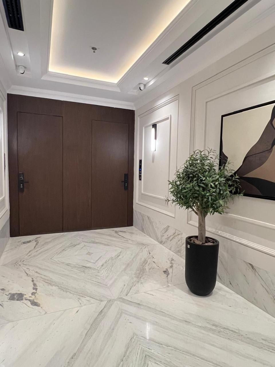 Modern B3 Apartment with AC Near Boulevard and Airport