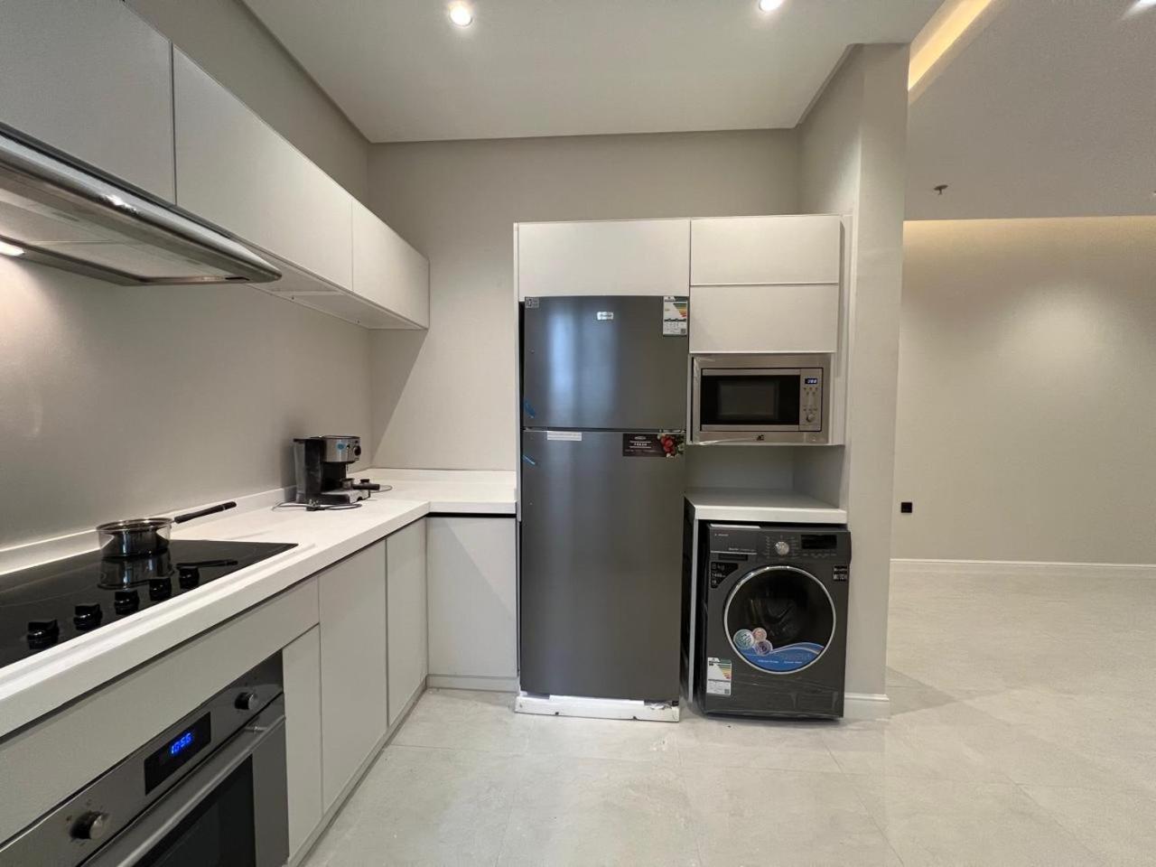 Modern B3 Apartment with AC Near Boulevard and Airport