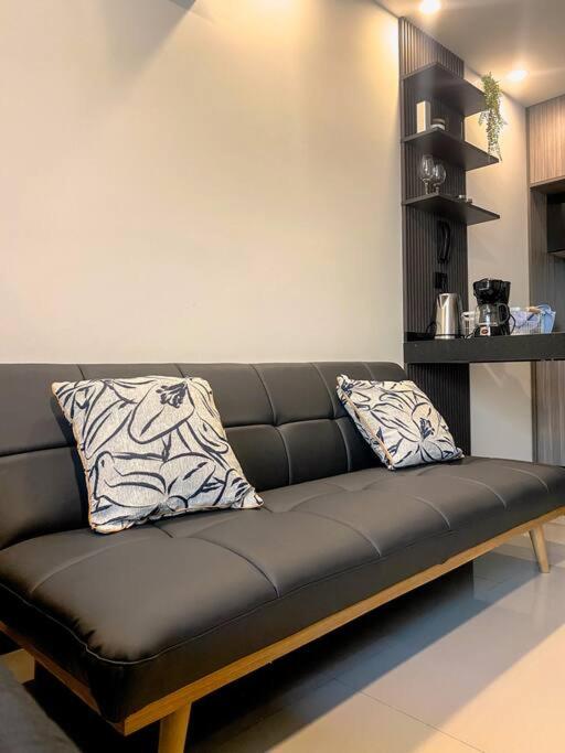 Studio Moderno con Patio Privado