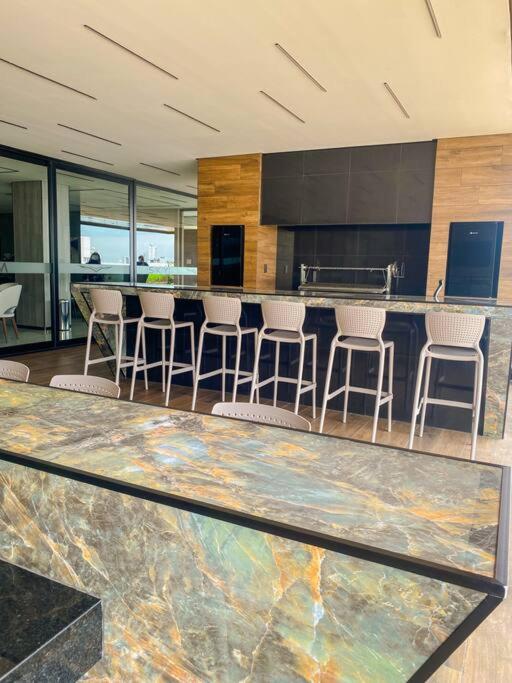 Studio Moderno con Patio Privado