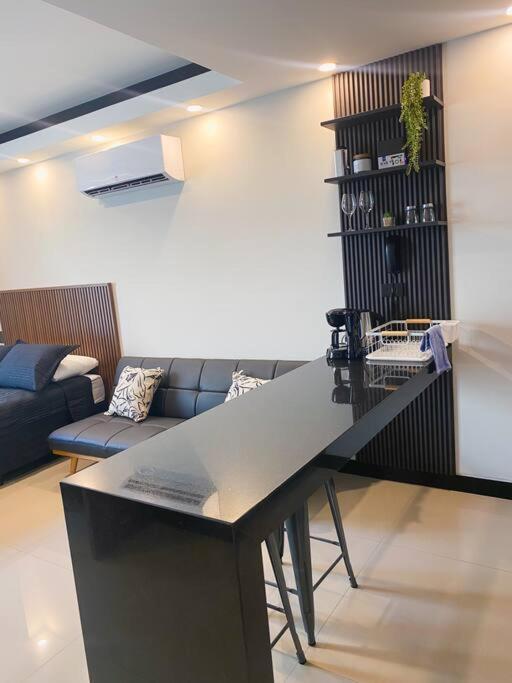 Studio Moderno con Patio Privado