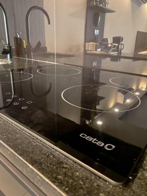Studio Moderno con Patio Privado