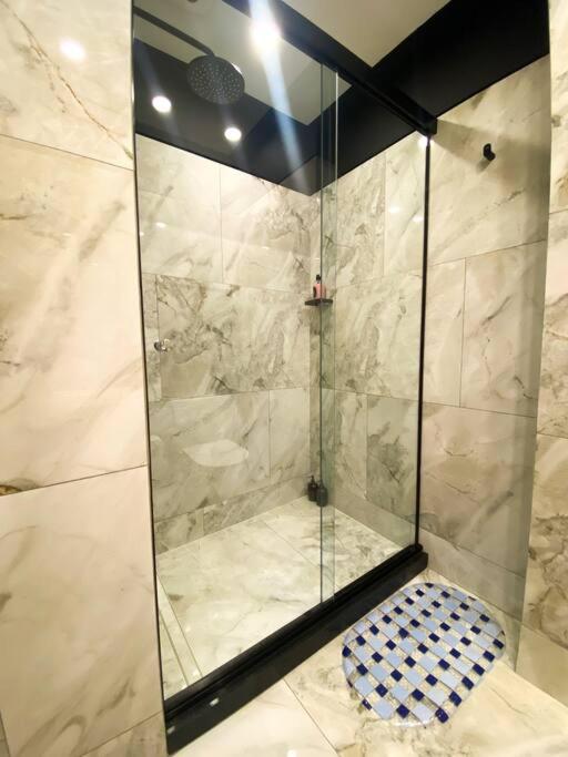 Studio Moderno con Patio Privado