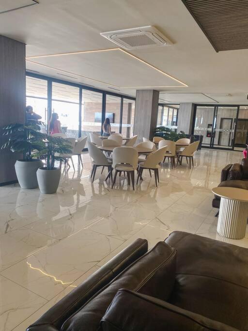 Studio Moderno con Patio Privado