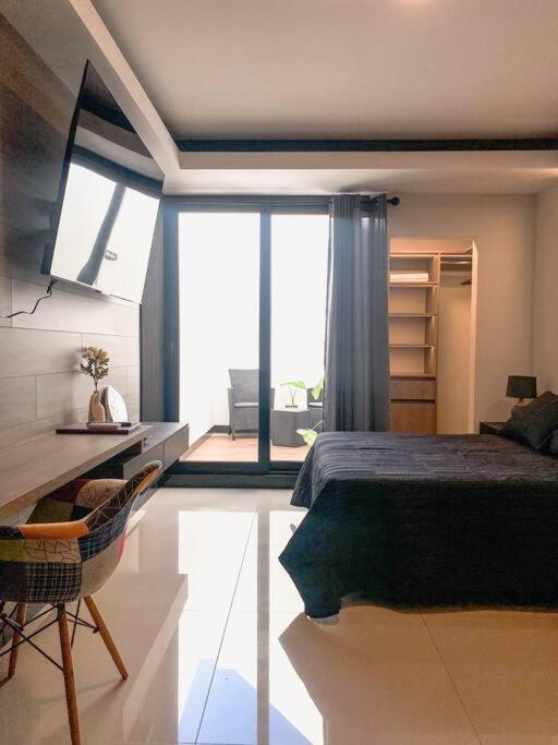 Studio Moderno con Patio Privado