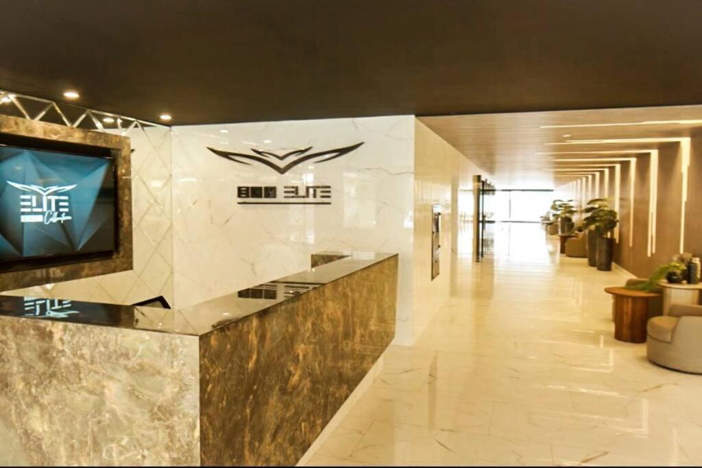 Studio Moderno con Patio Privado