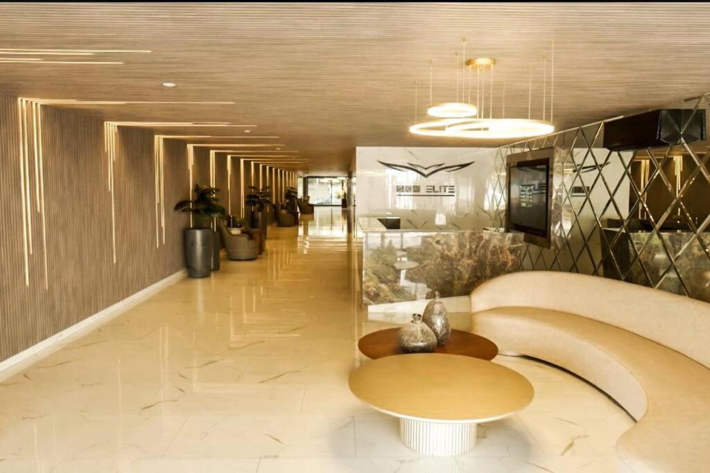 Studio Moderno con Patio Privado