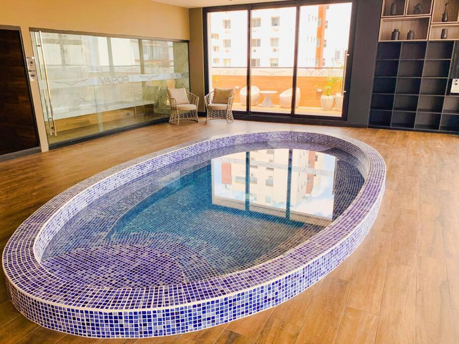 Studio Moderno con Patio Privado