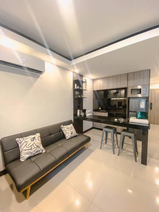 Studio Moderno con Patio Privado