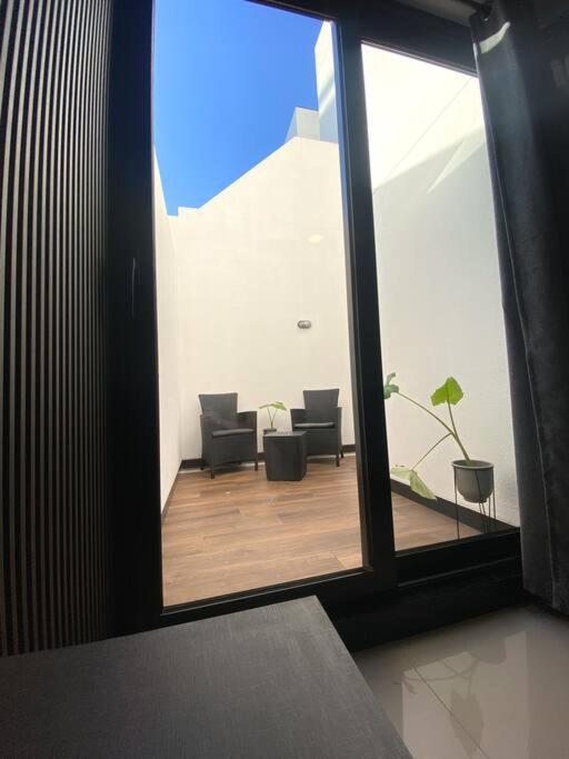 Studio Moderno con Patio Privado