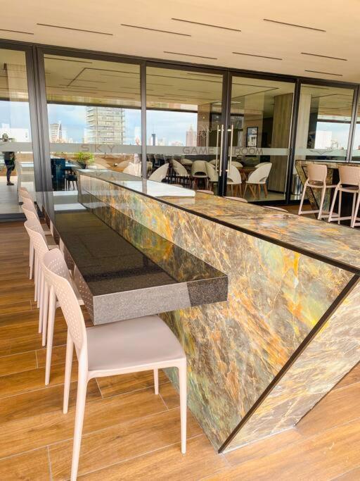 Studio Moderno con Patio Privado