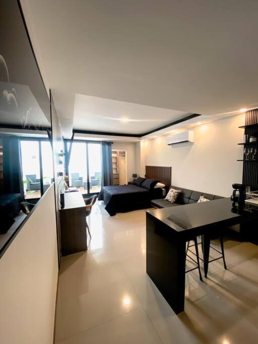 Studio Moderno con Patio Privado