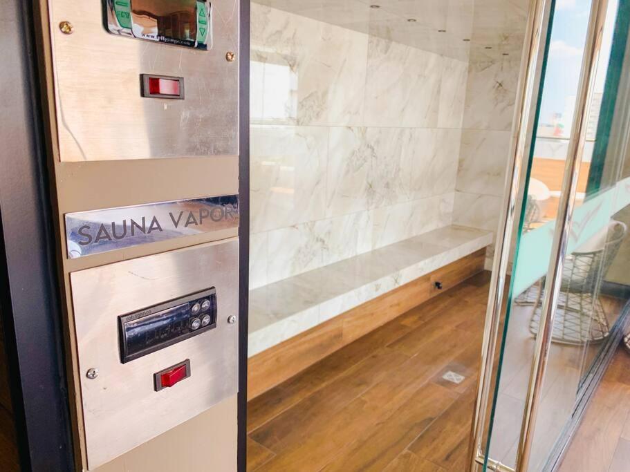 Studio Moderno con Patio Privado