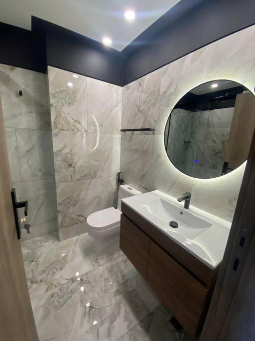 Studio Moderno con Patio Privado