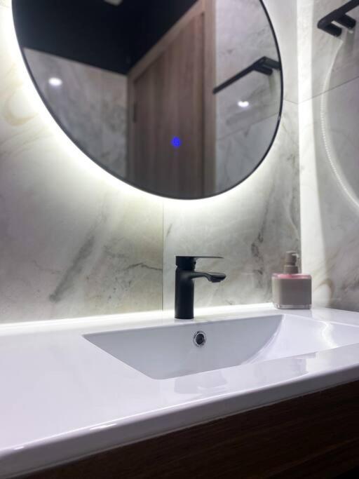 Studio Moderno con Patio Privado