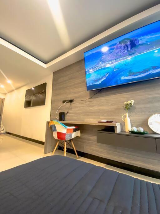 Studio Moderno con Patio Privado