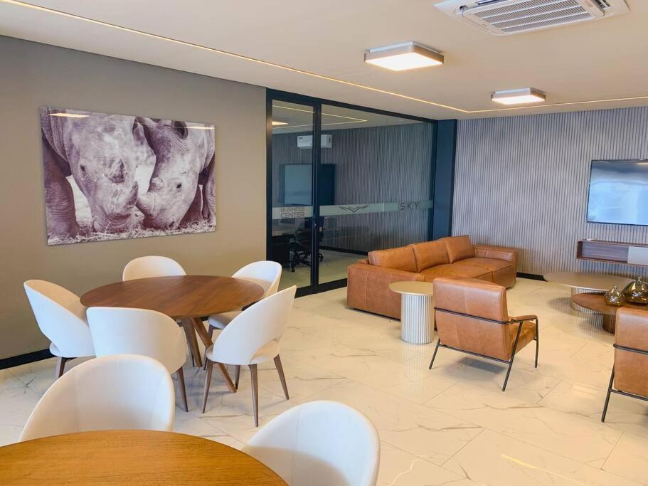 Studio Moderno con Patio Privado