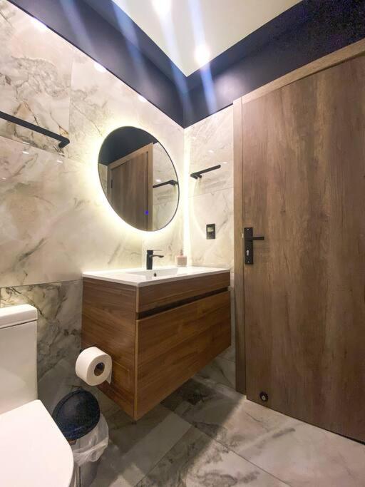Studio Moderno con Patio Privado