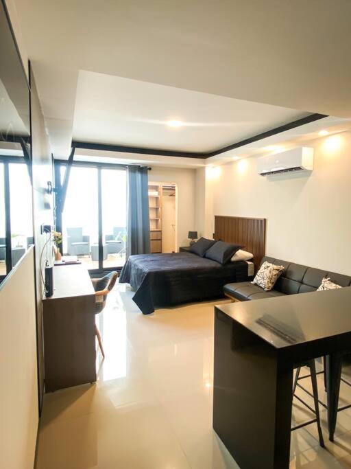 Studio Moderno con Patio Privado