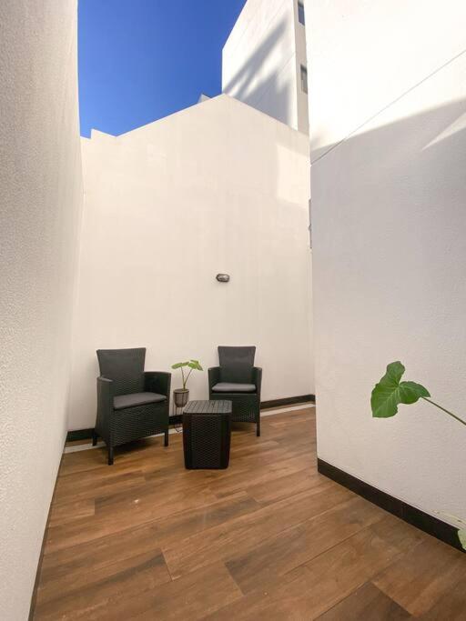 Studio Moderno con Patio Privado