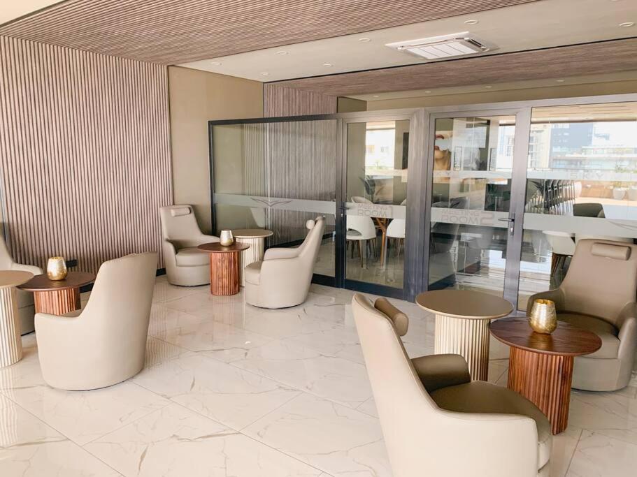 Studio Moderno con Patio Privado
