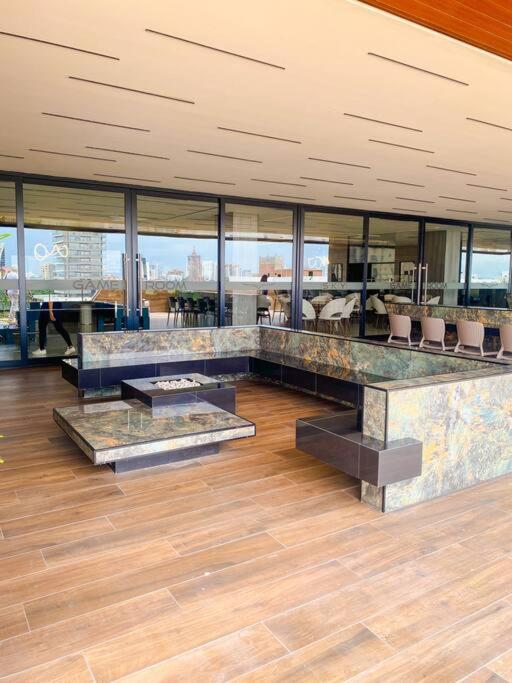 Studio Moderno con Patio Privado