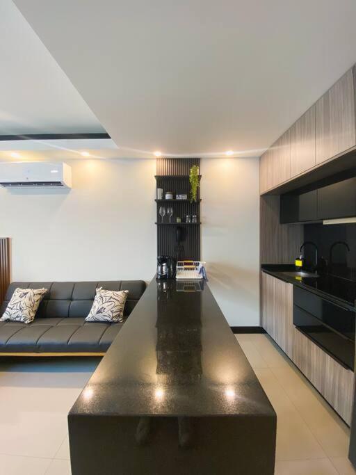 Studio Moderno con Patio Privado