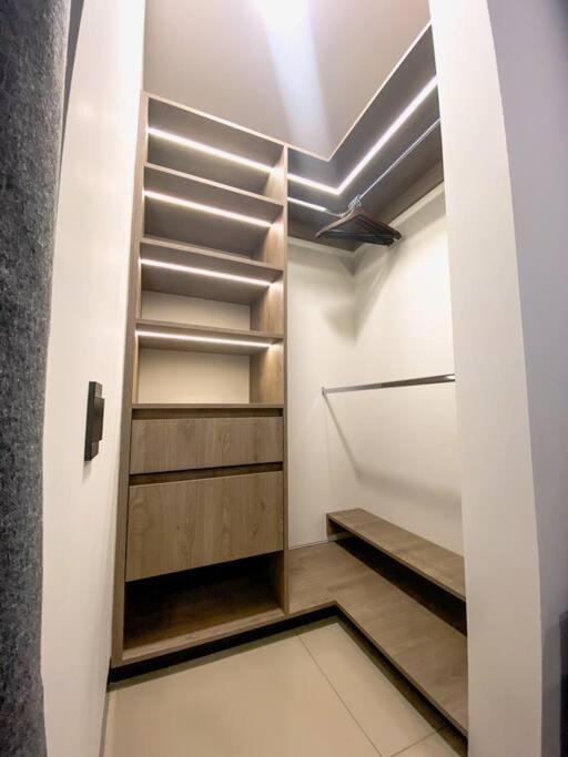 Studio Moderno con Patio Privado