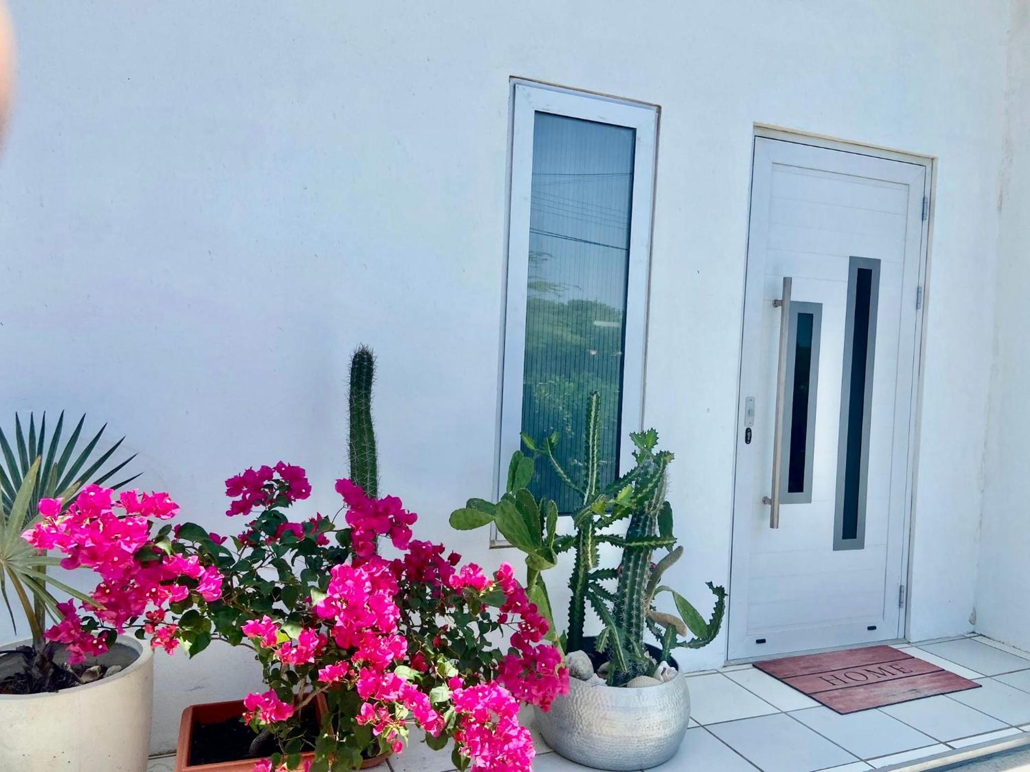 Fantastic Private Tropical Villa in Palm Beach with Breakfast