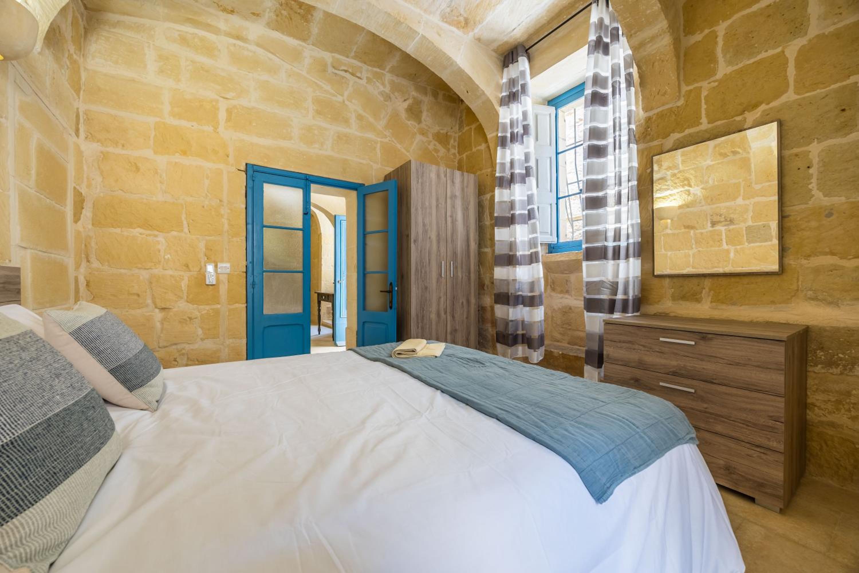 Room 8 - Couples room x 2 by Solea view 3