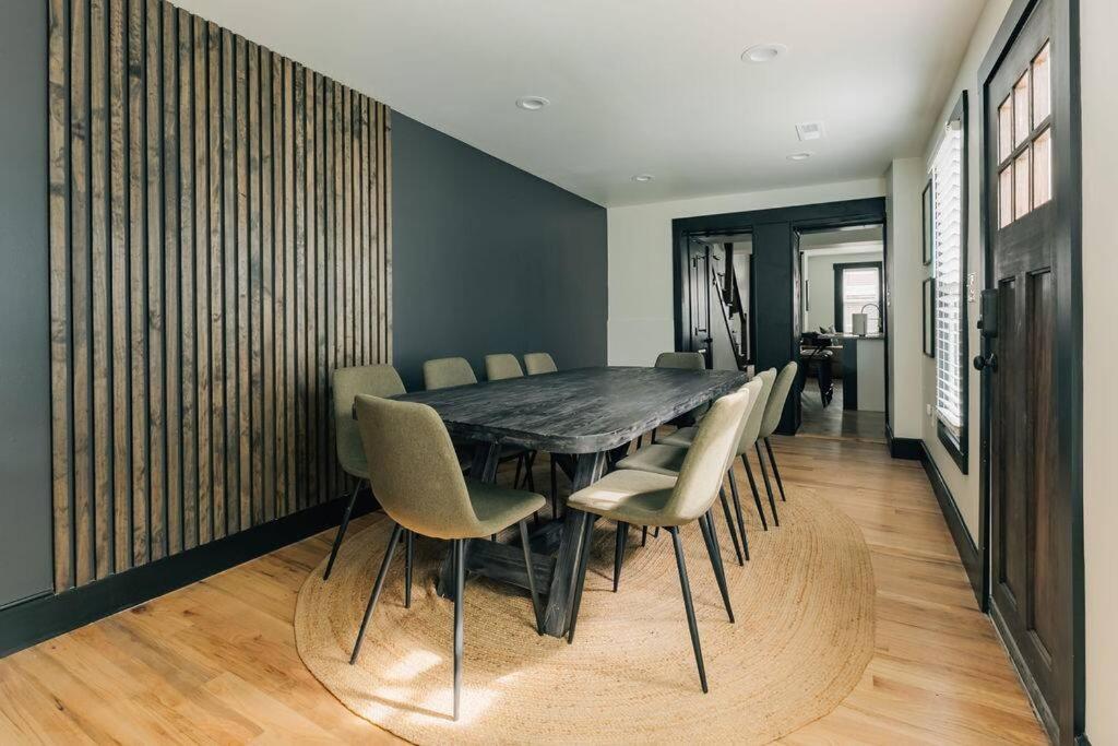 Stunning 5 BR -Heart of Downtown view 4