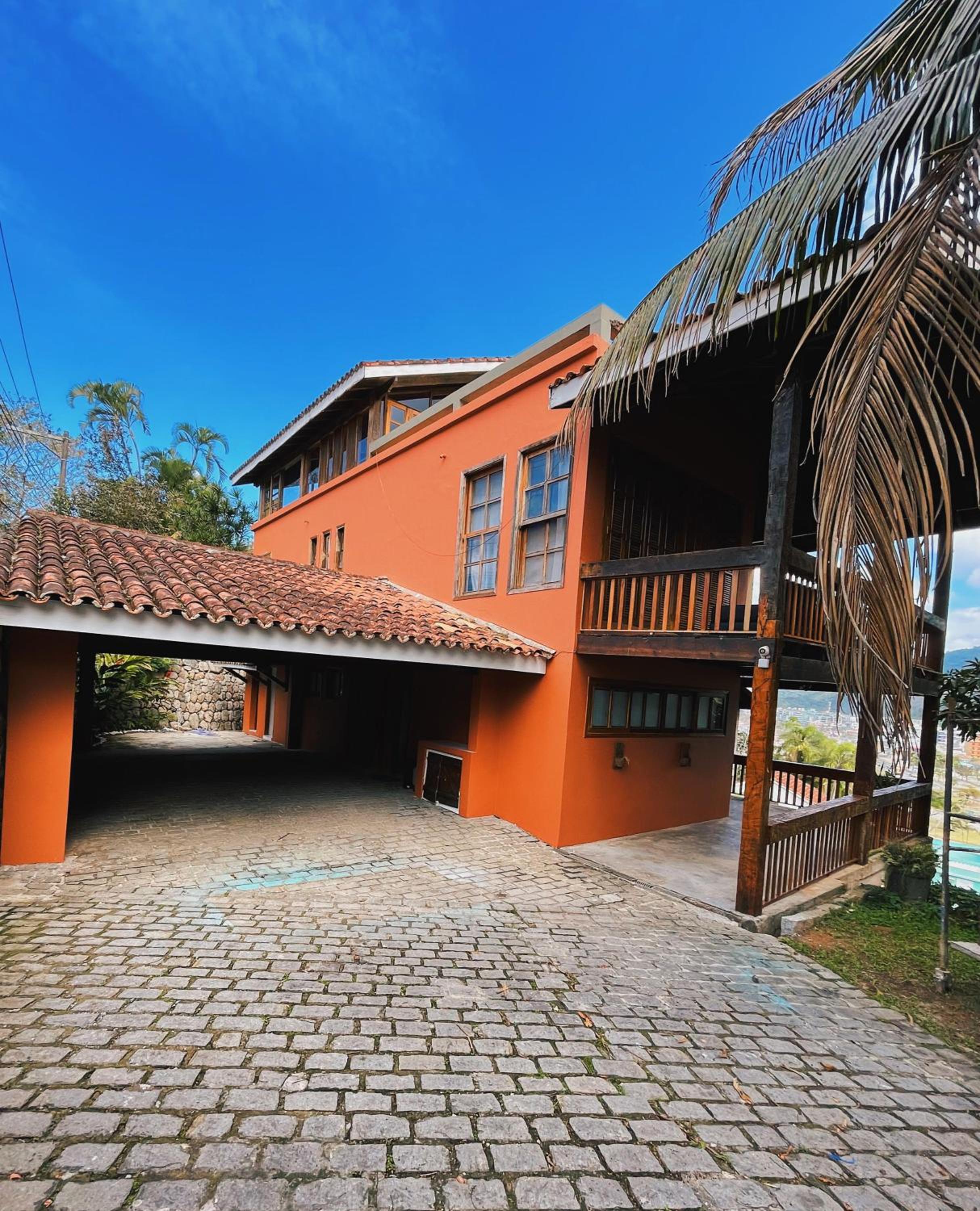 Casa com piscina vista mar