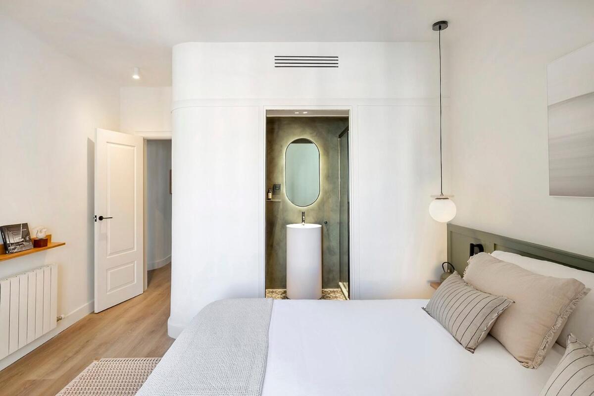 Luxury Apt with King Beds & Central AC in Heart of BCN